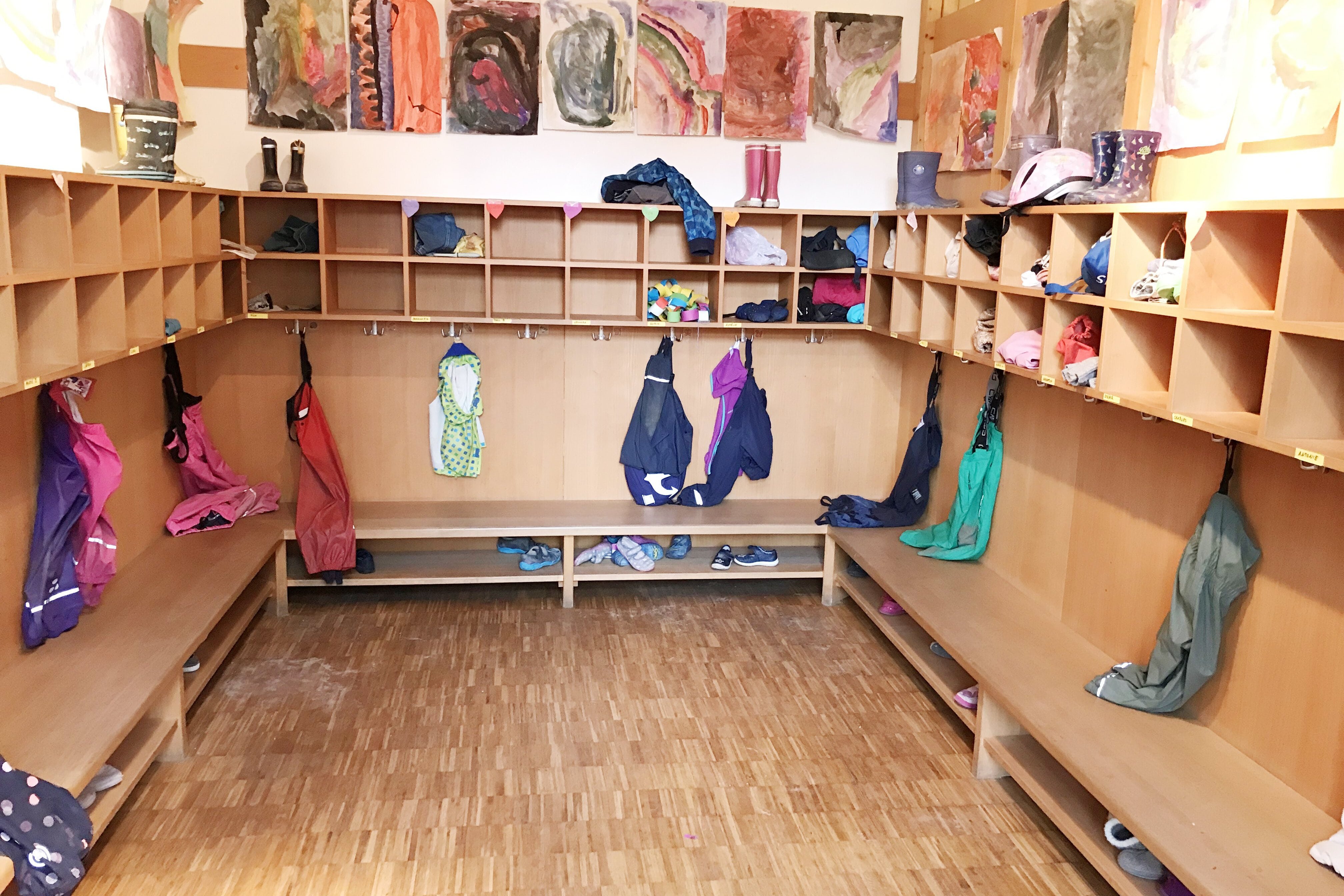Die Garderobe des Augustinum Kindergarten Christuskirche