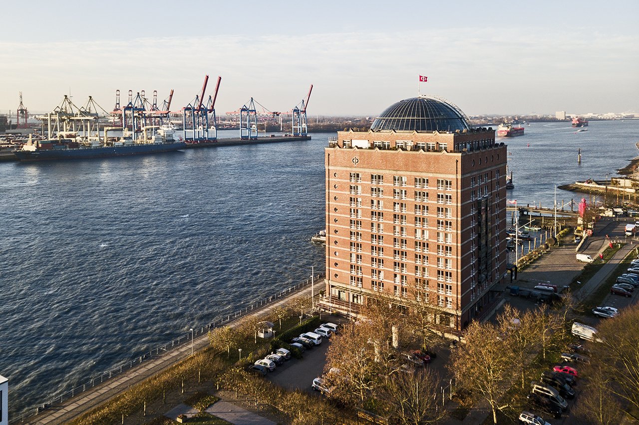 Das Augustinum Hamburg liegt am Rande des Hafengebietes in exponierter Lage direkt an der Elbe.