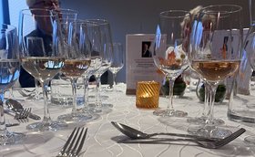 Weinprobe im Augustinum Essen mit festlich gedeckter Tafel mit Weingläsern