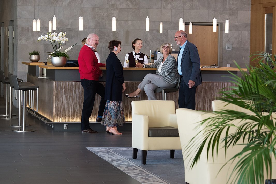 Treffen Sie sich an der Lobbybar auf einen Aperitif oder Digestif. Auch bei Veranstaltungen im Haus ist die Bar geöffnet.
