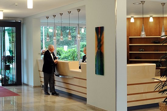 Empfang mit Bewohner und Mitarbeiterin des Bewohnerservices