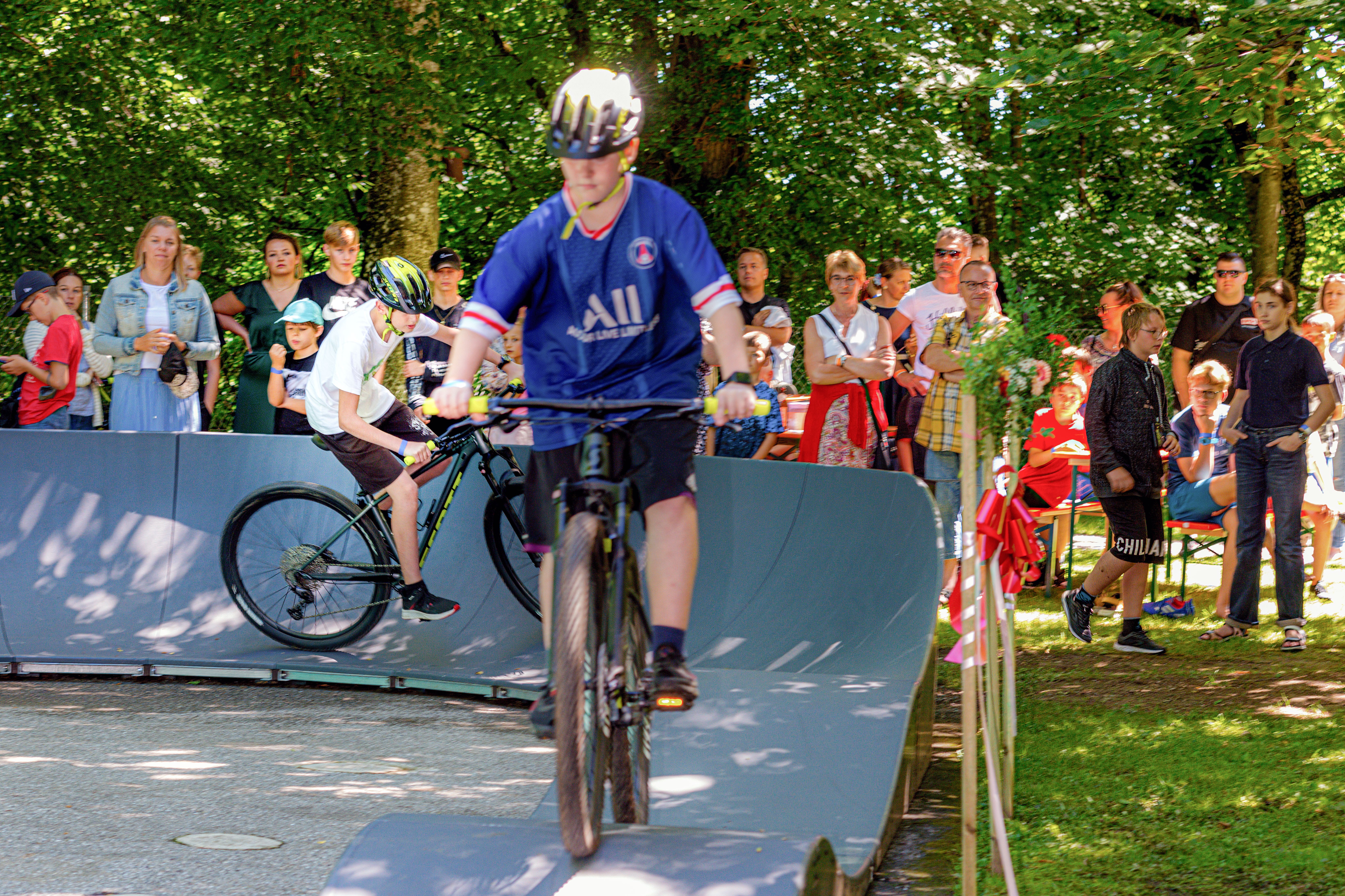 Junge der mit dem Mountainbike auf dem Pumptrack fährt