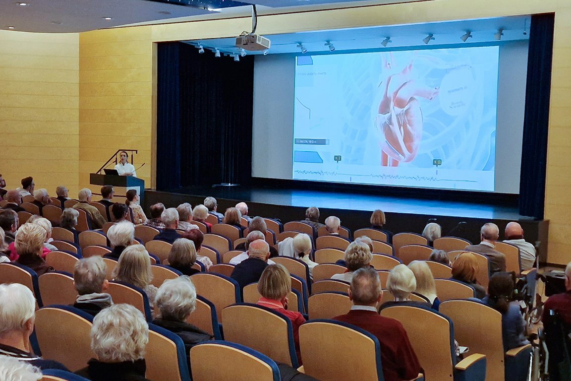 Besucher*innen der kardiologischen Gesundheitssprechstunde im Theatersaal des Augustinum München-Neufriedenheim