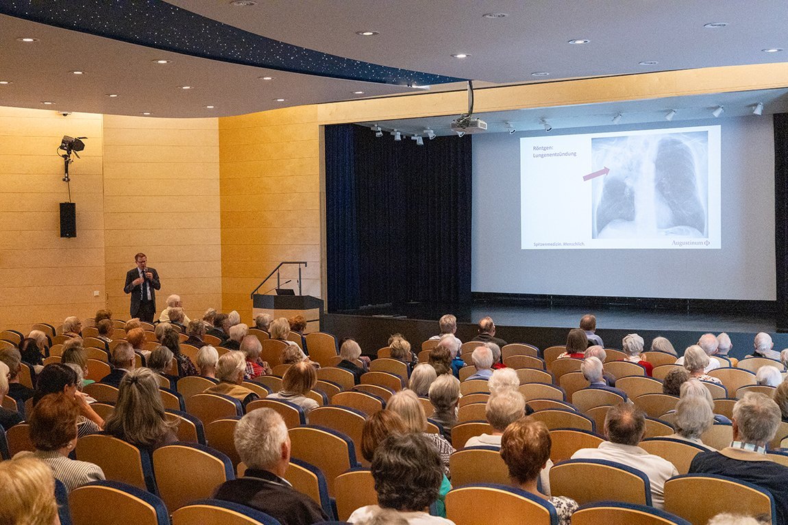 Dr. Werner von Wulffen referiert im Theatersaal im Rahmen der Gesundheitssprechstunde