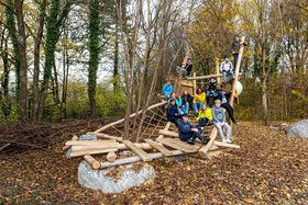 Kinder auf einem Klettergerüst aus Holz