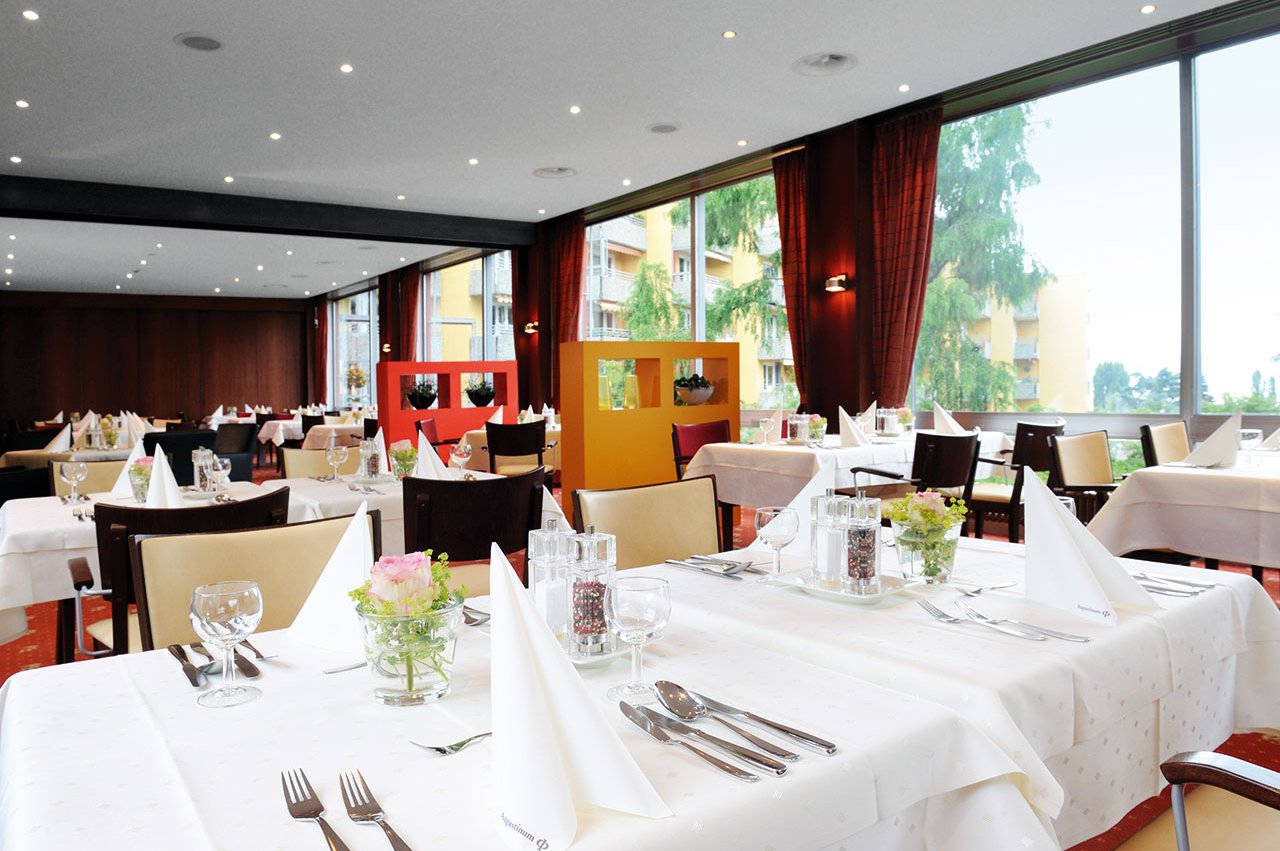Jeden Tag können Sie im stilvollen Restaurant zwischen vier Drei-Gänge-Menüs auswählen oder sich bei besonderen Gelegenheiten und Festen vom Restaurant-Team verwöhnen lassen. 