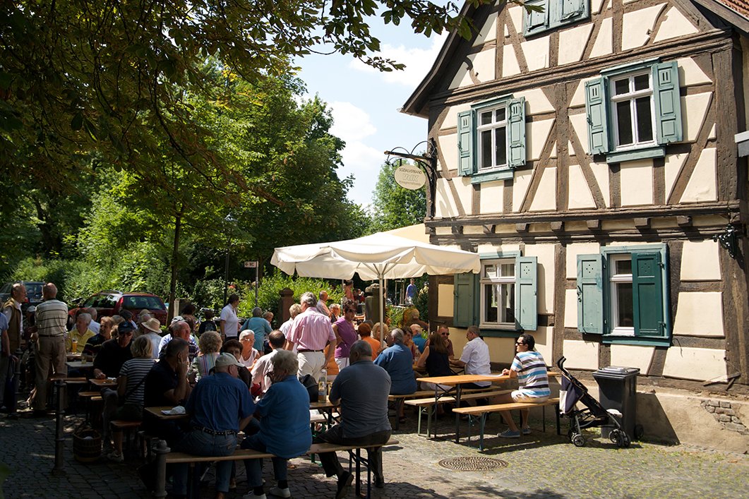 Biergarten vor einem Landgasthaus
