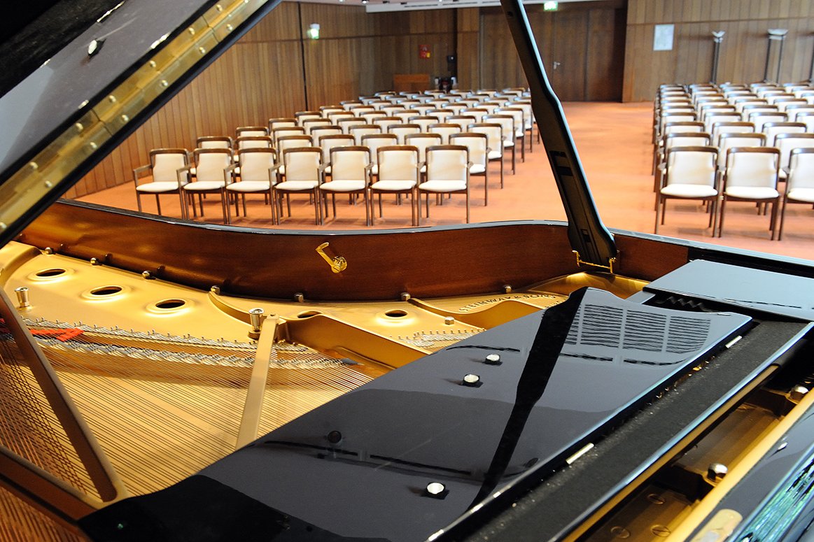 Die Veranstaltungen im Theatersaal des Augustinum ziehen auch viele Kulturinteressierte aus Schweinfurt und Umgebung an.