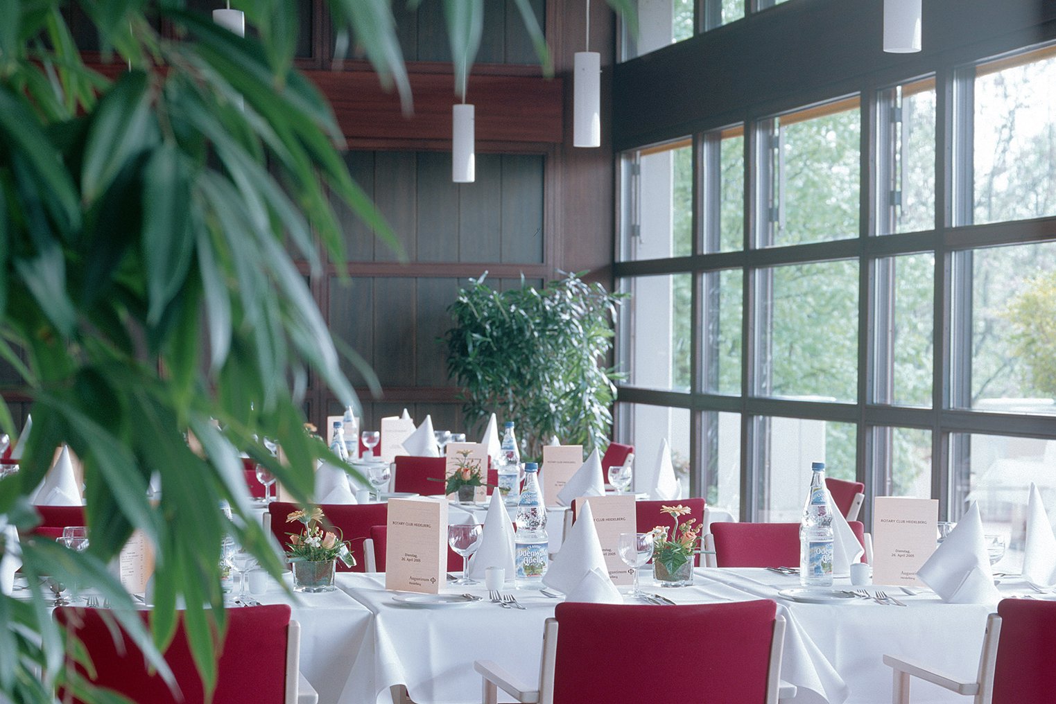 Im Restaurant werden mittags mehrere Drei-Gänge-Menüs mit vielen Wahlmöglichkeiten serviert.