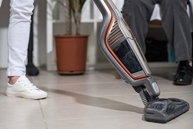 Staubsauger in einer Seniorenwohnung