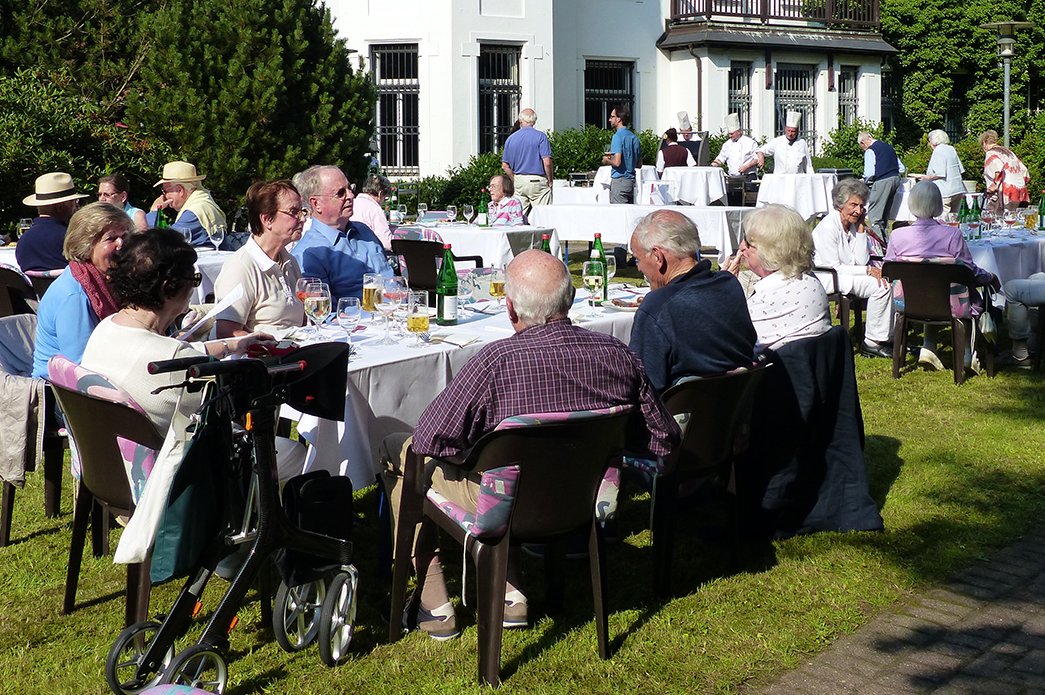 Feier im Garten des Augustinum Aumühle bei Hamburg