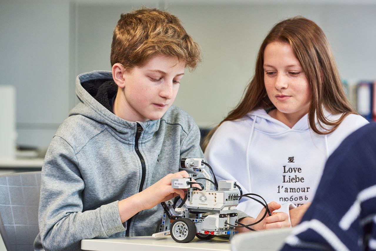 Zwei Schüler*innen tüfteln im Wahlfach Robotik
