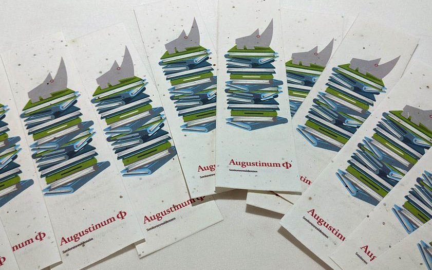 Augustinum Broschüren aufgefächert