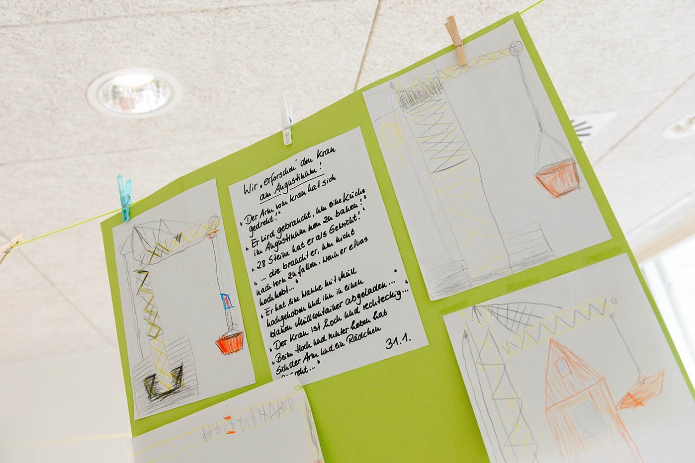 Kinderbilder hängen auf einer Wäscheleine