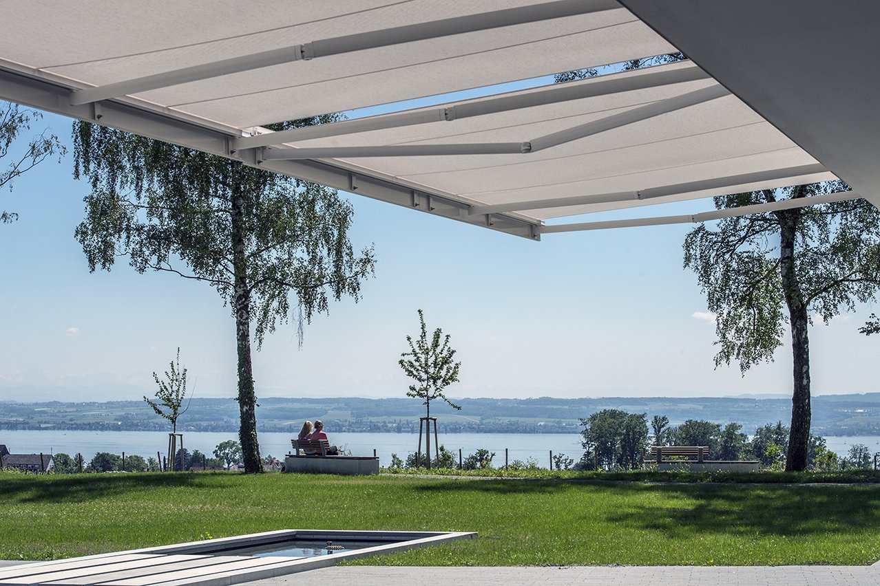 Im Garten des Augustinum Meersburg finden Sie viele Sitzgelegenheiten mit Blick auf den Bodensee. 
