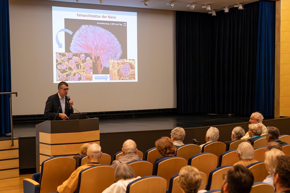 Dr. Klaus Thürmel bei seinem Vortrag im Theatersaal im Rahmen der Gesundheitssprechstunde