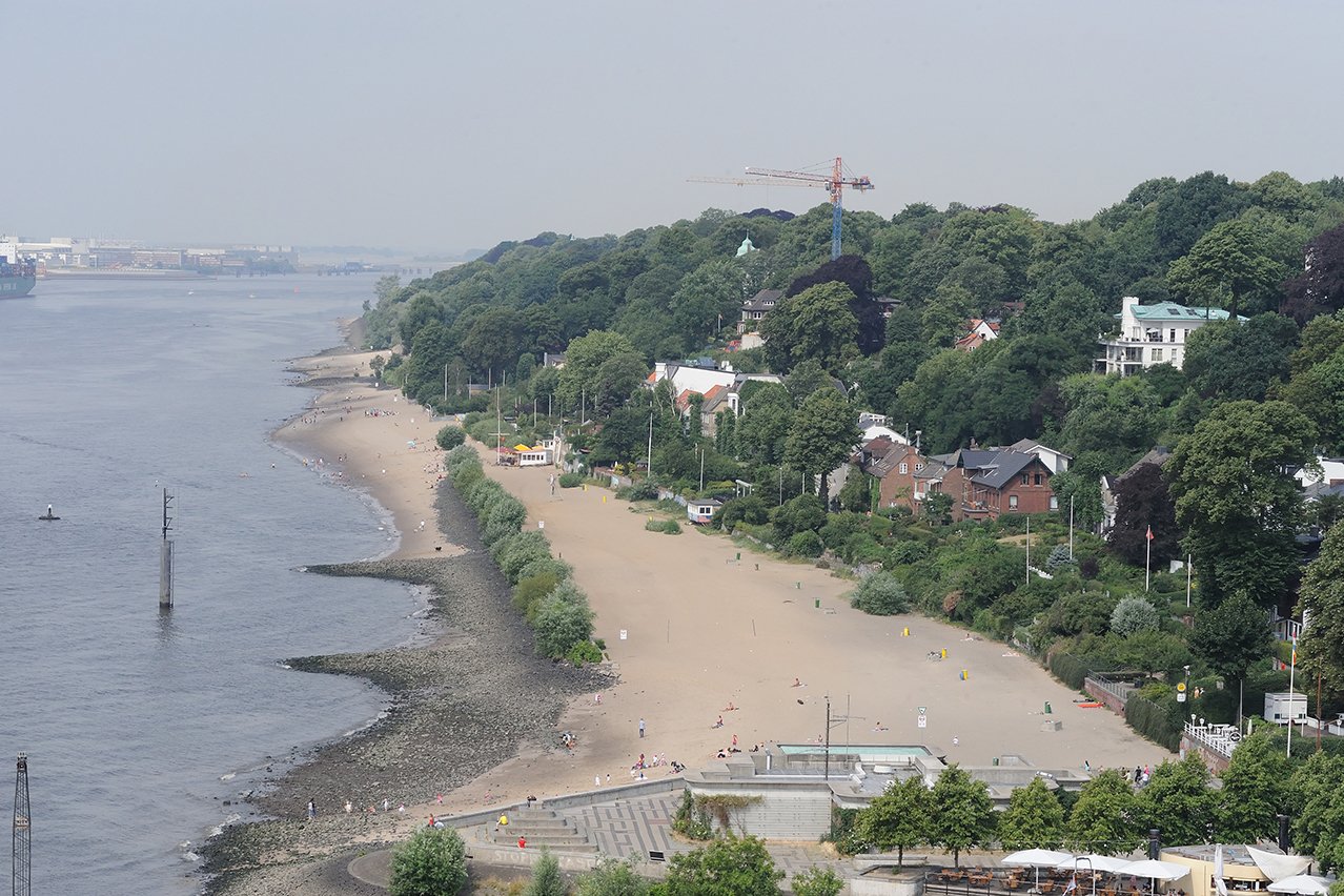 Der Elbstrand ist nur ein paar Schritte vom Augustinum Hamburg entfernt.