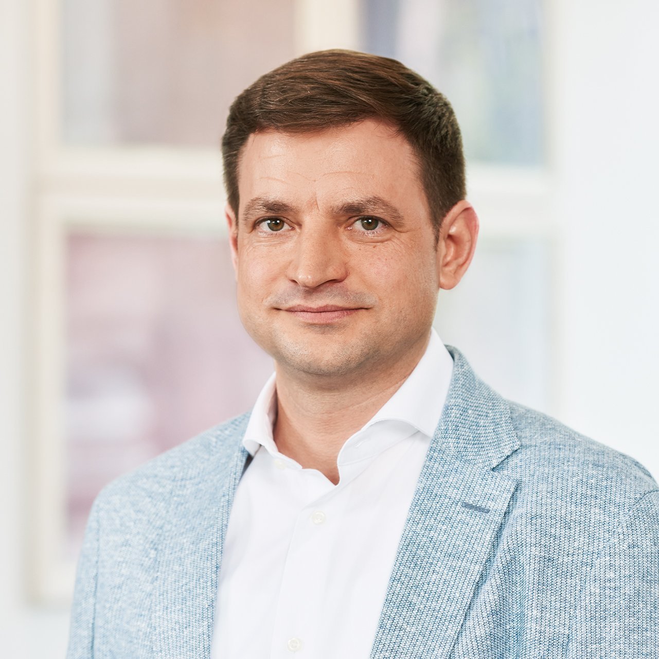 Porträtaufnahme des Direktors David Schemmer