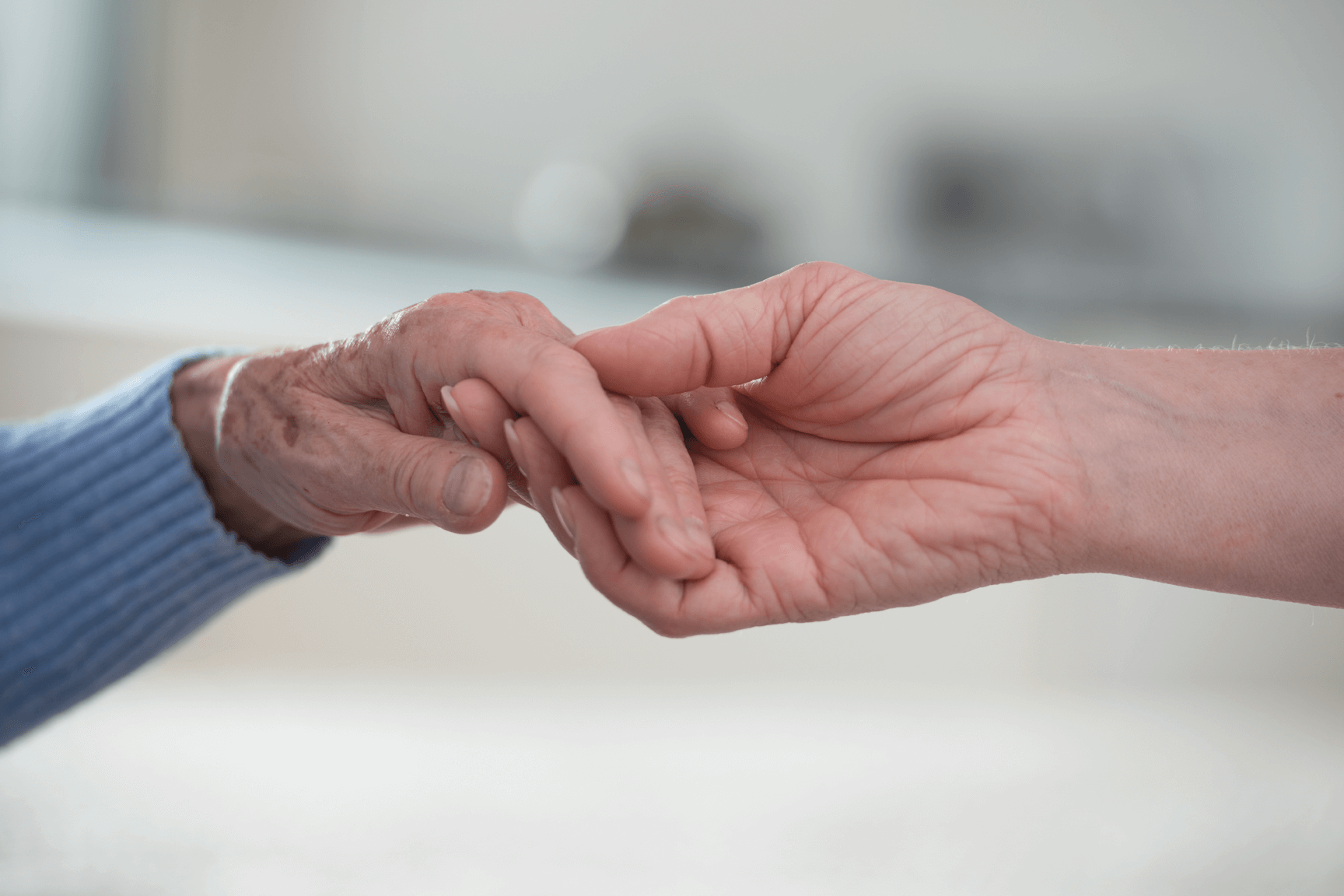 Junge Hand, die alte Hand hält