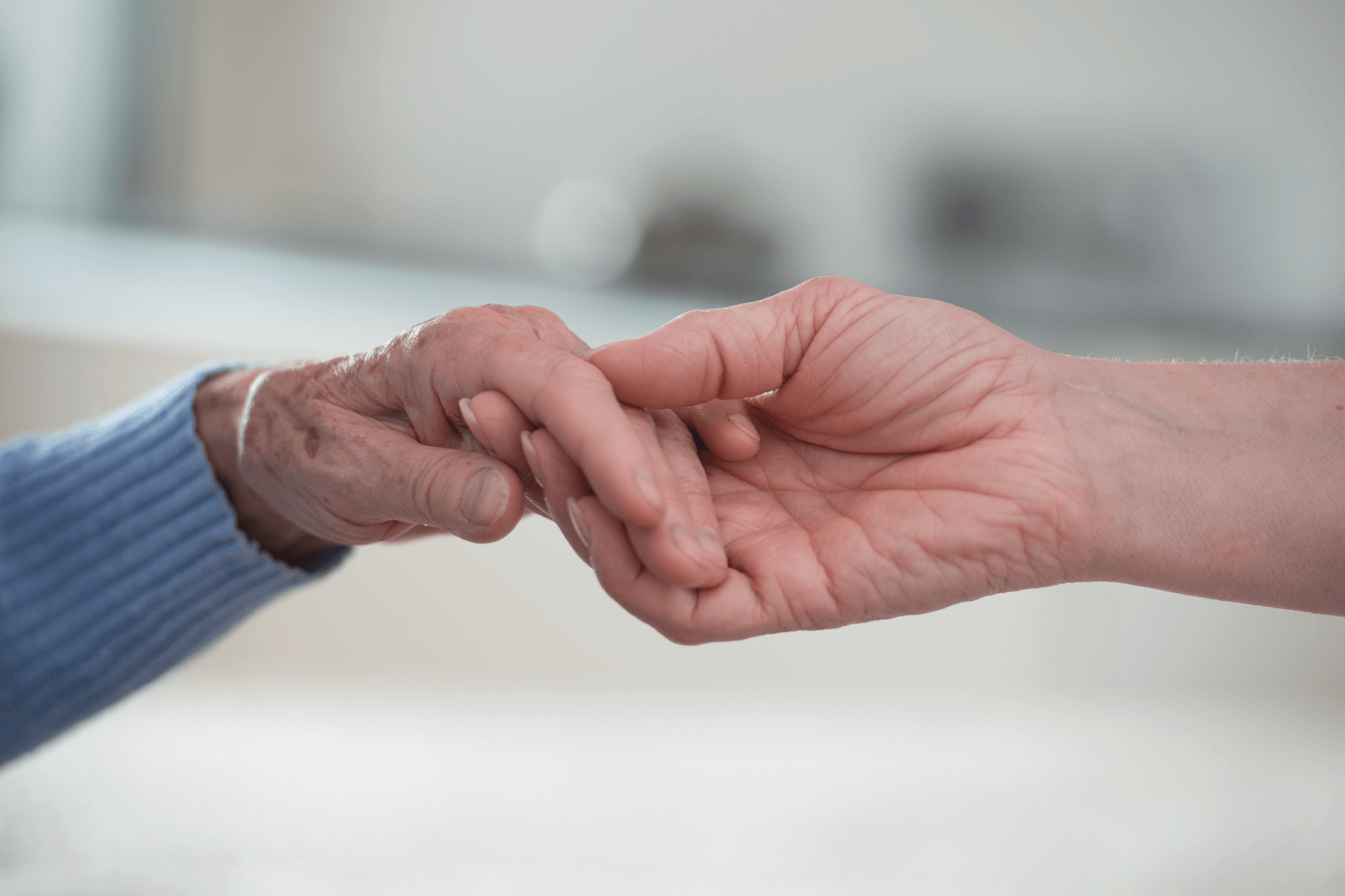Junge Hand, die alte Hand hält