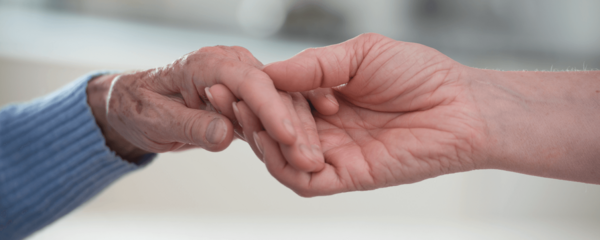 Junge Hand, die alte Hand hält