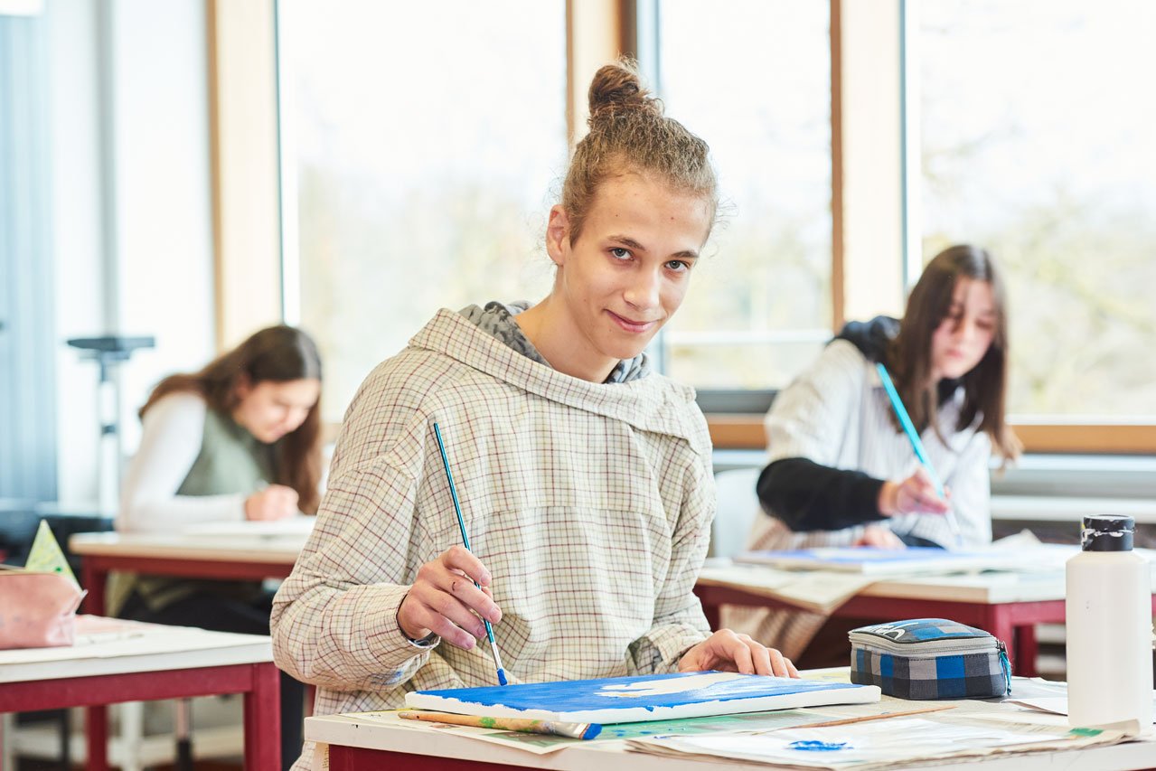 Ein Schüler der Samuel-Heinicke-Realschule malt im Kunstunterricht