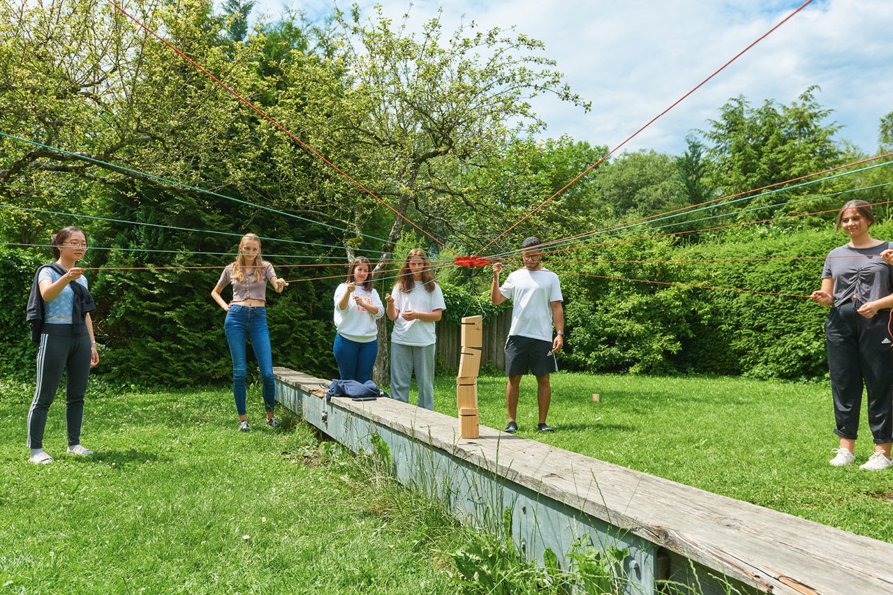 Eine Seminargruppe bei einer Gruppenaktivität im Freien