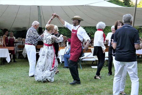Senior*innen und Mitarbeiter*innen des Augustinum tanzen gemeinsam bei einem Fest