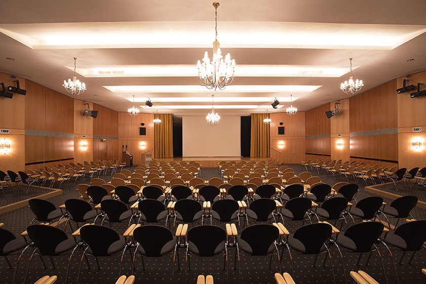 Im Theatersaal finden viele Veranstaltungen statt, die auch von Gästen aus der Nachbarschaft des Augustinum sehr gern besucht werden. 