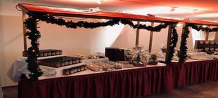 Liebevoll dekorierter Verkaufsstand mit Marmeladengläsern und Gebäck