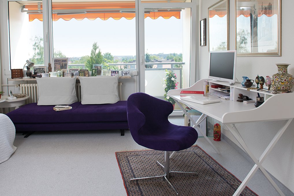 Blick aus einer Wohnung durch die Glasfront der Loggia