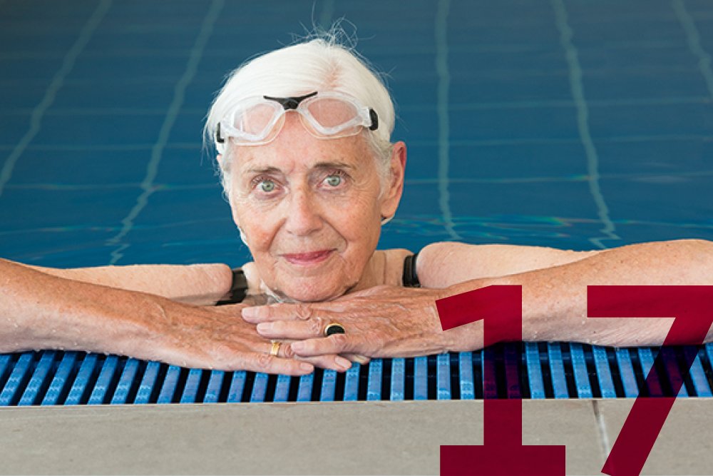 Eine Seniorin an einem Schwimmbeckenrand