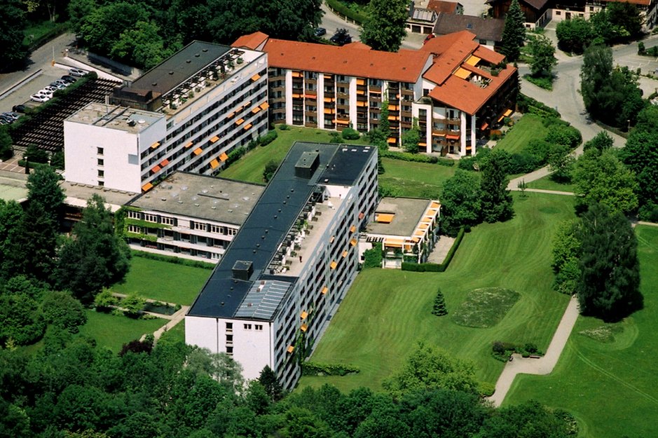 Das Augustinum Dießen am Ammersee liegt inmitten einer großzügigen Parkanlage. Das 1968 eröffnete Haus wurde 1985 durch einen Neubau erweitert (am oberen Bildrand zu sehen).