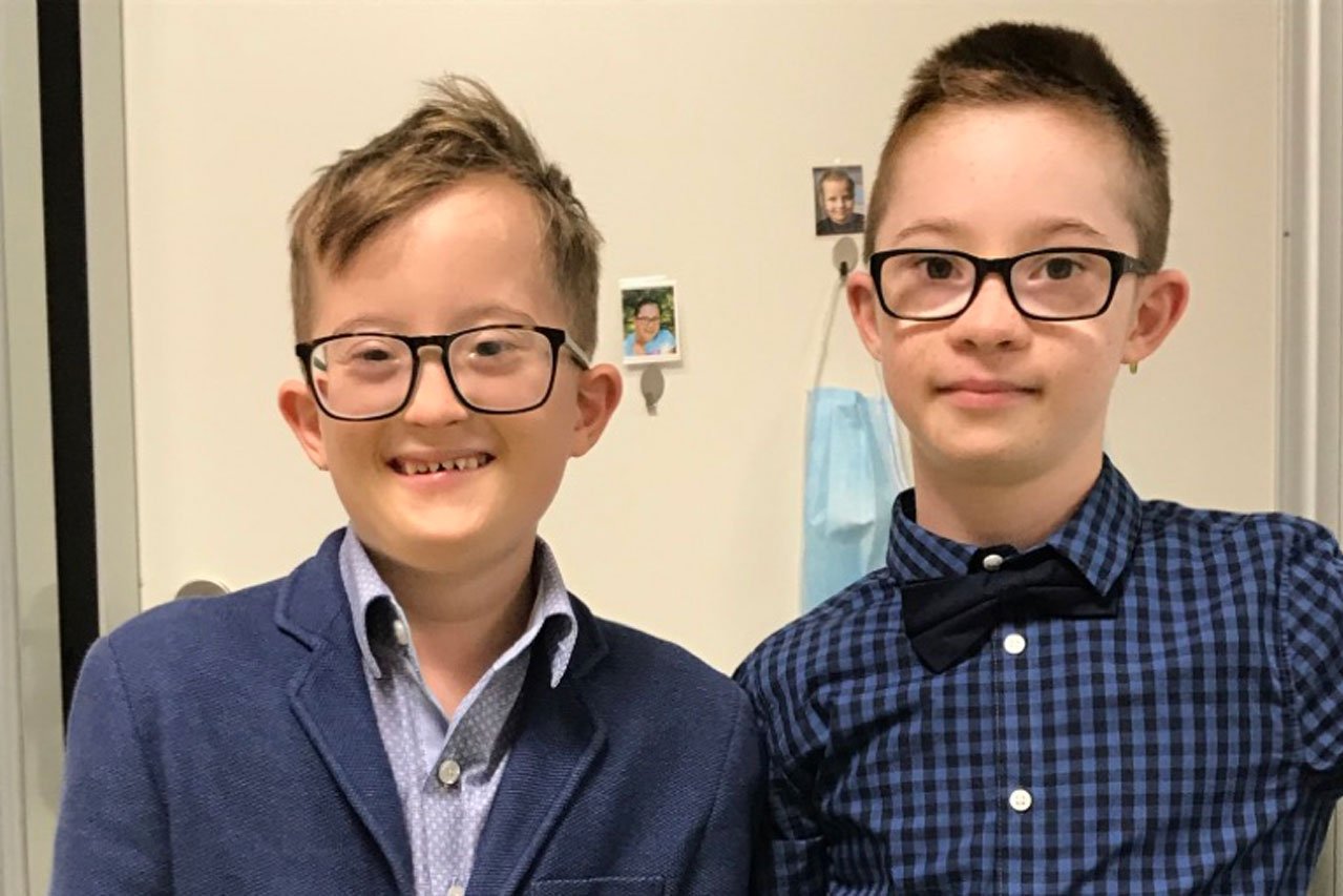 Zwei Jungs im Hemd Zwei Jungs schauen in die Kamera, einer lacht. Sie tragen beide ein Hemd und eine Brille