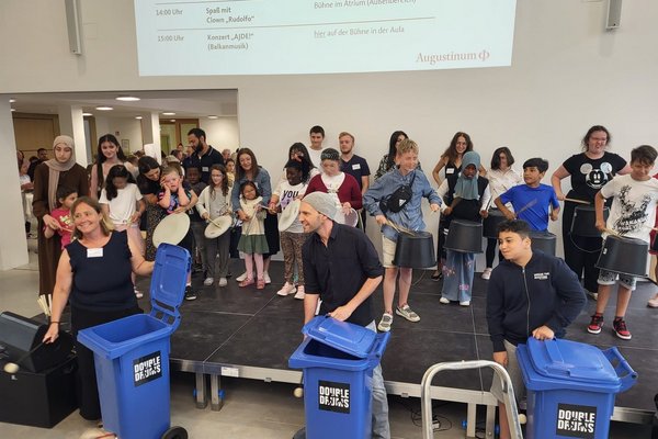 Aufführung der Schüler*innen der Otto-Steiner-Schule mit der DoubleDrums Gruppen