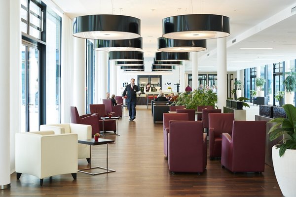 Sitzecken im Foyer des Augustinum Stuttgart-Killesberg