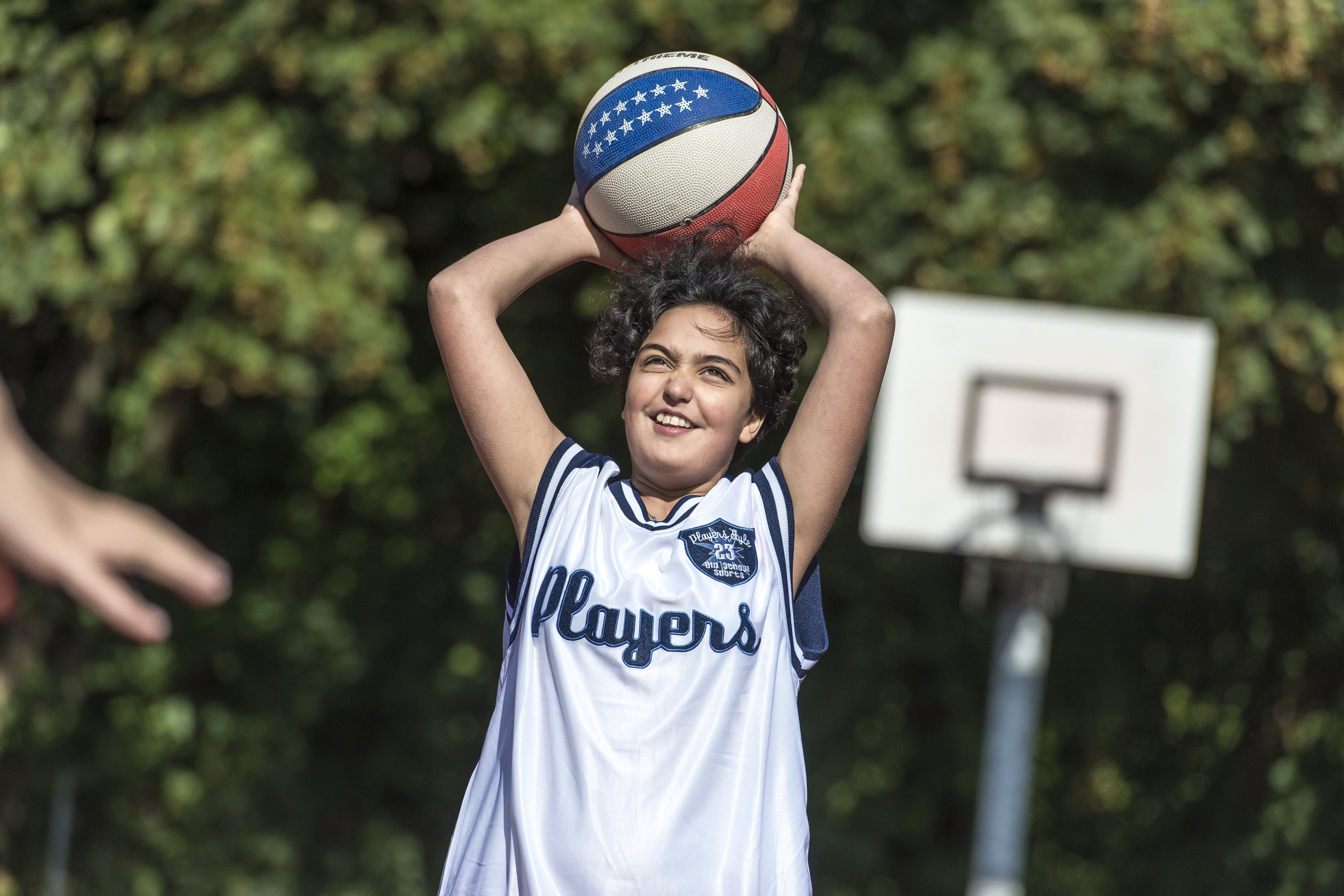 Schüler*innen spielen Basketball