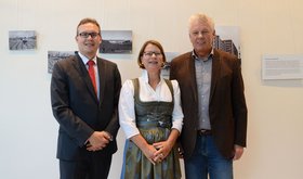Gruppenbild von dem Konzern-Geschäftsführer der Seniorenresidenzen Dr. Johannes Rückert, der Direktorin der Seniorenresidenz München-Neufriedenheim Christine-Maria Rapp und Münchens Oberbürgermeister Dieter Reiter