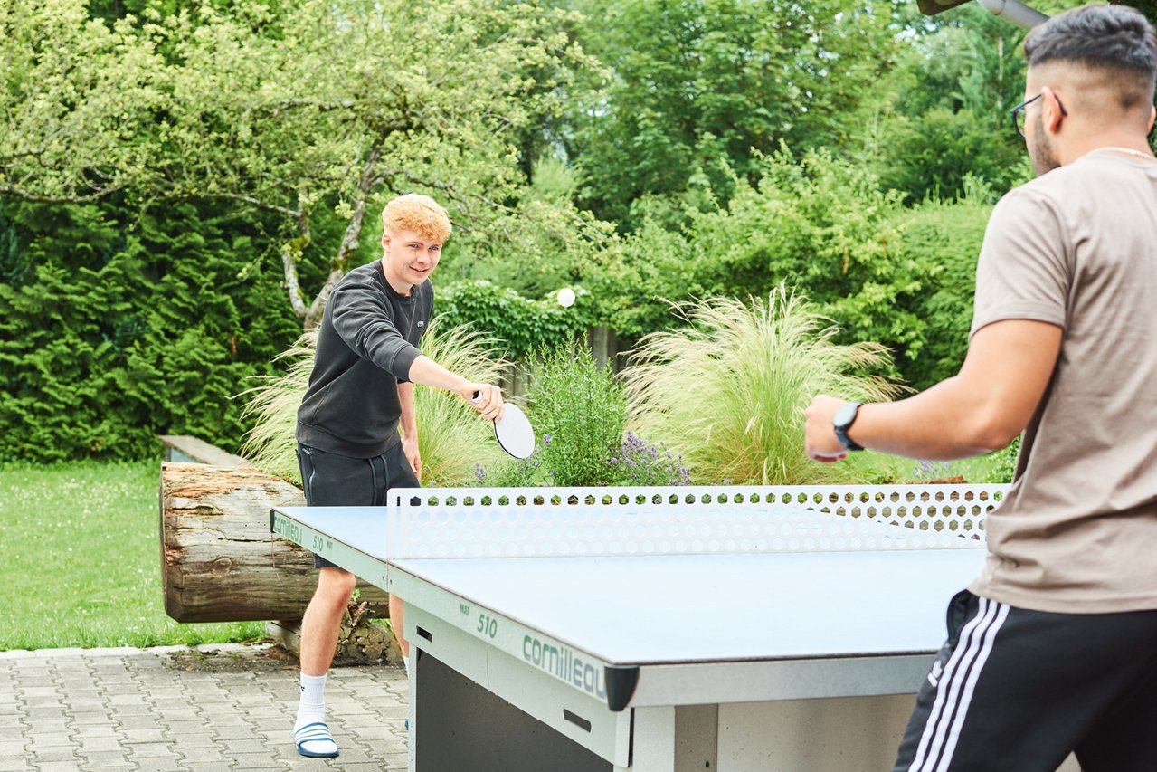 Zwei Freiwillige spielen gemeinsam Tischtennis