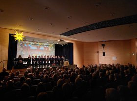 Augustinum Magazin Knabenchor Kinder des Tölzer Knabenchors auf der Bühne des Augustinum München-Neufriedenheim