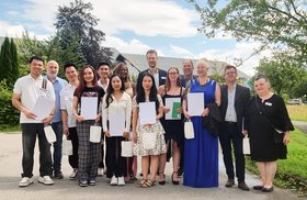 Gruppenbild der Absolventen der Augustinum Berufsfachschule