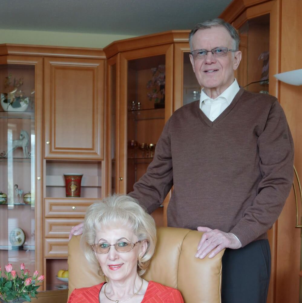 Karin und Fritz Meier in ihrer Wohnung im Augustinum Roth