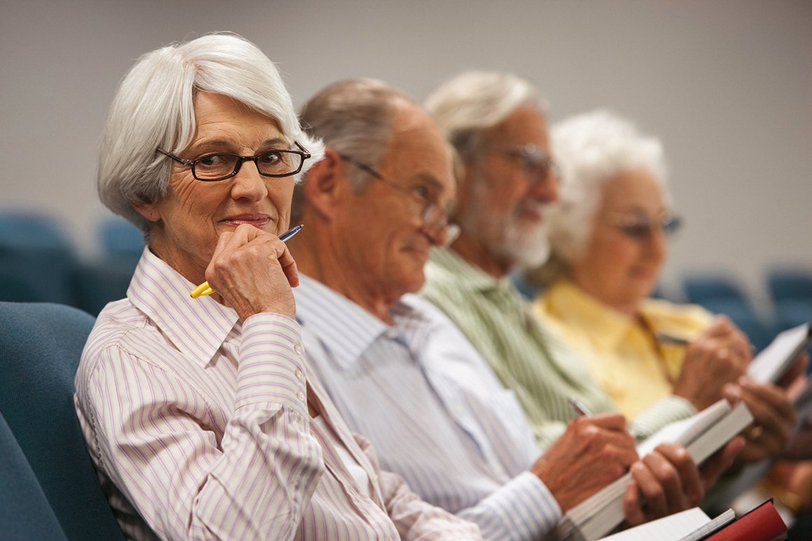 Senior*innen im Publikum einer Veranstaltung