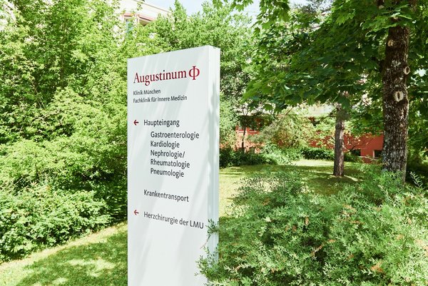 Bedruckte Stele vor der Augustinum Klinik als Wegweiser