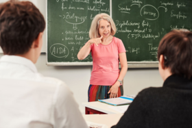 Unterricht in Gebärdensprache Eine Lehrerin unterrichtet in Gebärdensprache