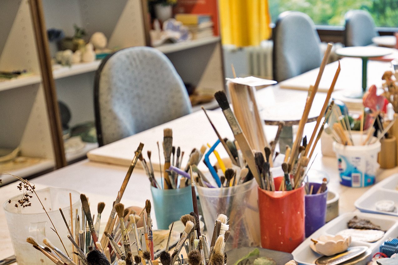 Tisch mit Malutensilien