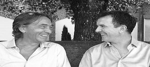 zwei Männer, die lachen