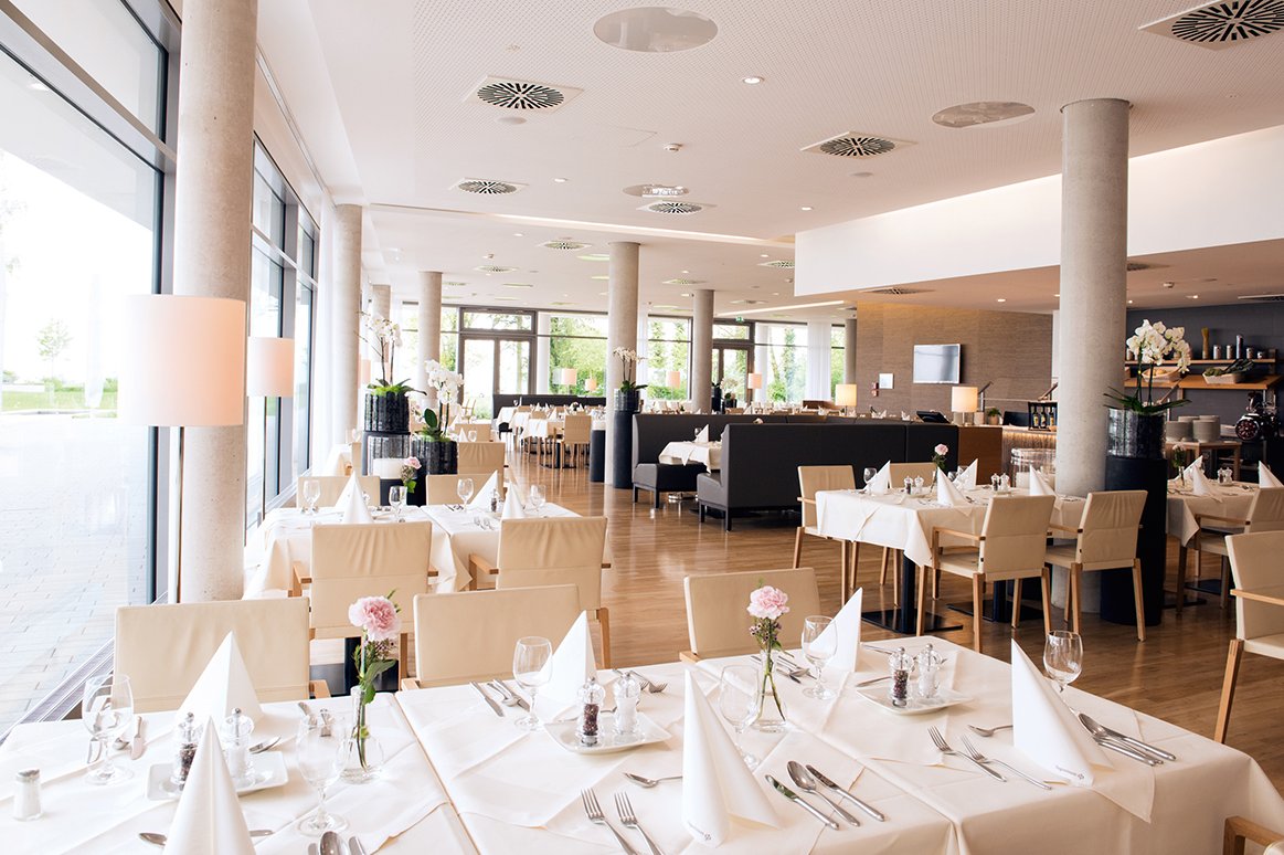 Im Restaurant treffen sich die Bewohner täglich zum Mittag- oder Abendessen, für das ein Tagesmenü mit drei Hauptgängen zur Wahl steht.