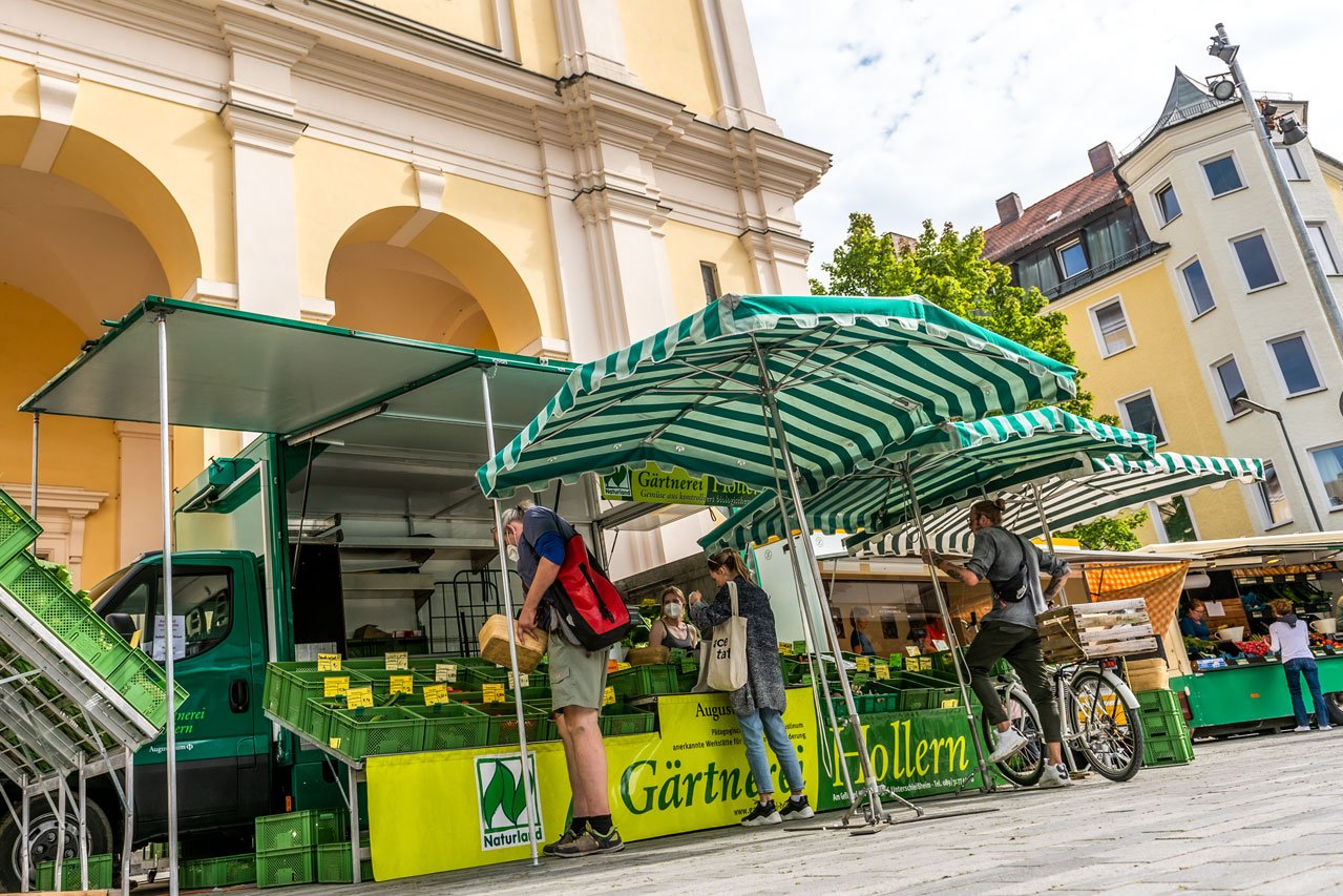 Der Marktstand der Augustinum Gärtnerei Hollern auf dem Josephsplatz in München