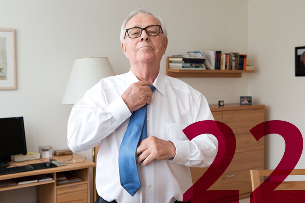 Ein Senior, der Hemd und Krawatte trägt